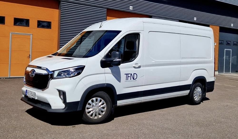 TFND-pakettiauto varastohallin pihalla