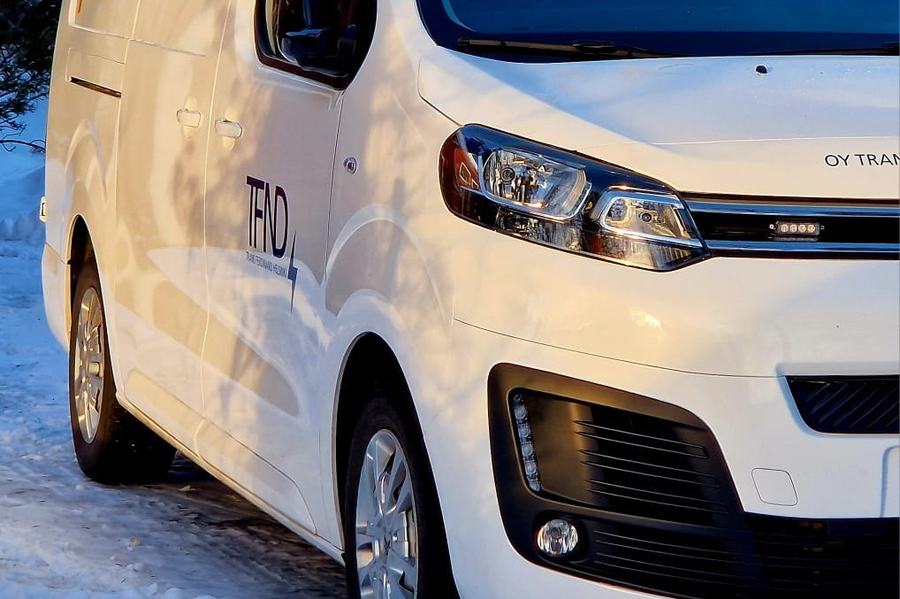 Trans Ferdinandin pakettiauto talvisella tiellä