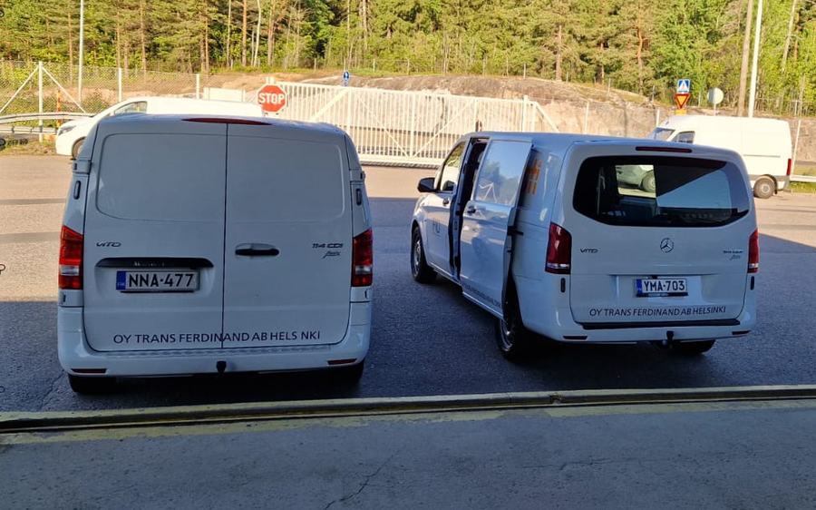 Trans Ferdinandin pakettiautoja katoksen alla